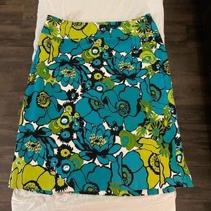 🔴 $5. Floral print skirt size 12